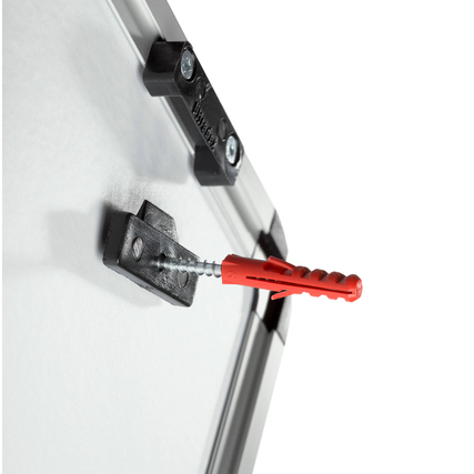 Detailansicht einer Pinnwand mit einer roten Nadel, die in die Oberfläche eingestochen ist.