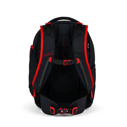 Schulrucksack in Schwarz mit roten Akzenten, Ansicht von hinten mit Tragegurten und Schnallen.