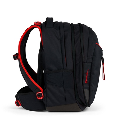 Schulrucksack in Schwarz mit roten Akzenten, seitliche Ansicht mit mehreren Fächern.