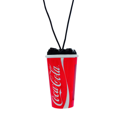 Duftbaum in Form eines 3D Coca-Cola Bechers mit schwarzem Deckel und Schnur zum Aufhängen.