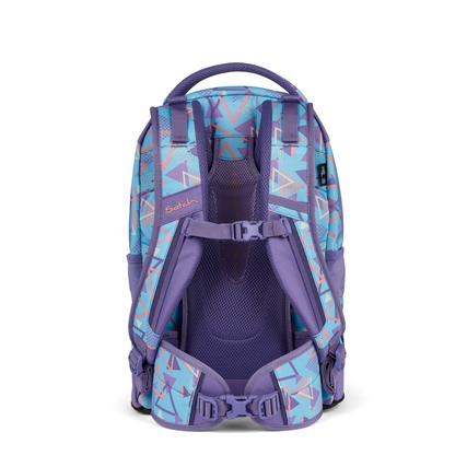 Rucksack mit ergonomischem Tragesystem in violett-blauer geometrischer Musterung.
