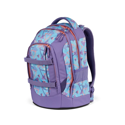 Schulrucksack in lila mit geometrischem Muster und mehreren Taschen aus seitlicher Ansicht.