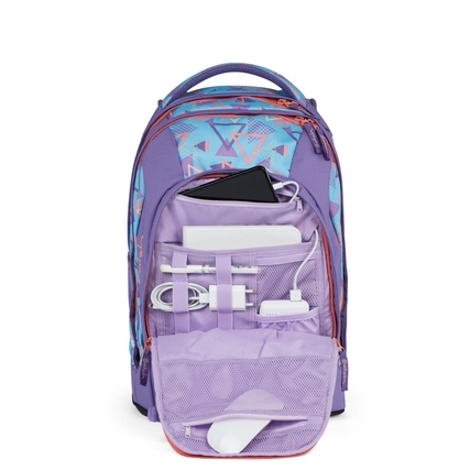 Lila Schulrucksack mit offenem Reißverschluss, im Inneren sind verschiedene Zubehörteile sichtbar.