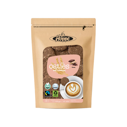 Keksverpackung mit OATIES Kakao und einem Kaffeebecher auf einem hellen Hintergrund.