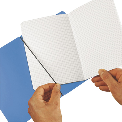 Offene Seiten eines blauen Notizhefts mit einem herausziehbaren Innenteil in der Hand.