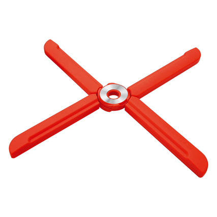 Roter Topfuntersetzer in Propellerform mit zentraler Metall-Applikation.
