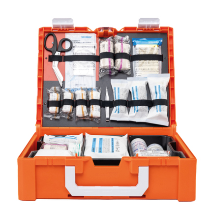 Offene orangefarbene Erste-Hilfe-Box mit verschiedenen medizinischen Versorgungselementen.