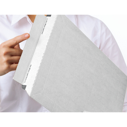 Person hält eine graue Versandtasche mit Kantenschutz und variabler Füllhöhe in der Hand.