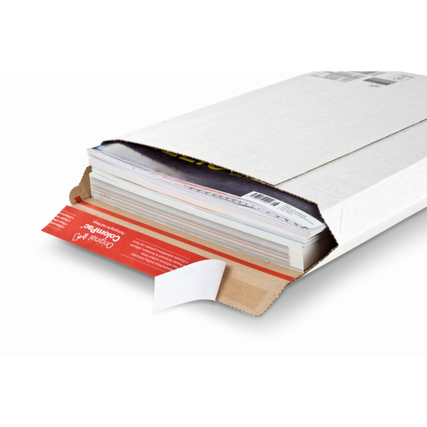 Versandtasche mit leichtem Inhalt, der teilweise herausragt, auf weißem Hintergrund.