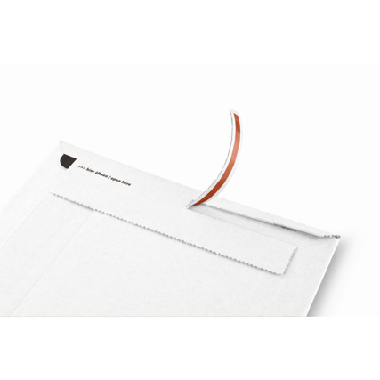 Weiße Versandtasche mit aufgerolltem Selbstklebeverschluss an der Oberkante.