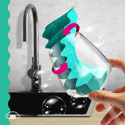 Flexibler Reinigungsschwamm wird benutzt, um ein Glas in der Nähe einer Spüle zu reinigen.