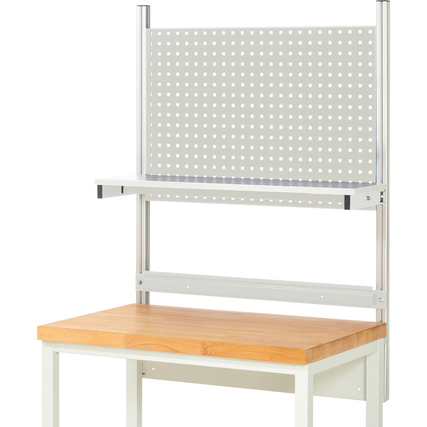 Werkzeugwand mit Lochplatte und Etagenbord über einem Holztisch, Dekoration nicht im Lieferumfang.
