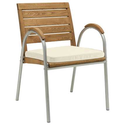 Gartenstuhl mit naturfarbenem Holz und einer beigen Sitzauflage in der Ansicht von vorne.