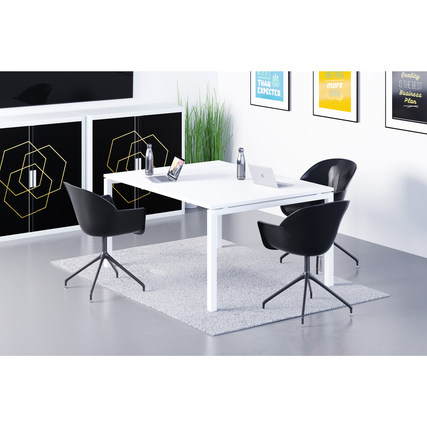 Schwarzer Drehsessel im modernen Design steht an einem Tisch in einem hellen, modernen Raum.