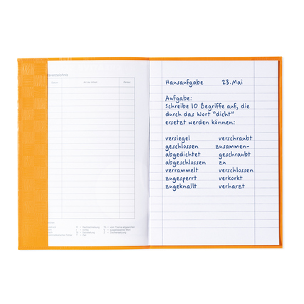 DIN A5 Heftschoner in orange mit geöffnetem Schulheft und handschriftlicher Notiz.