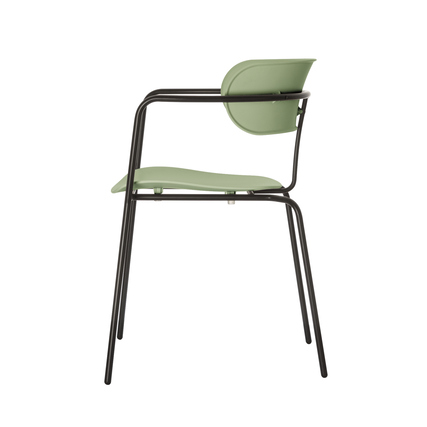 Grüner Bistrostuhl mit schwarzem Metallgestell, seitliche Ansicht.