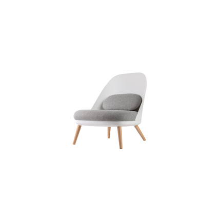 Weißer Sessel COCOON mit grauem Kissen und Holzbeinen, in modernem, abgerundeten Design.