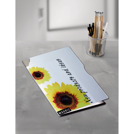 Transparente Klebefolie mit bedruckter Oberfläche liegt auf einem Tisch neben einem Stiftständer.