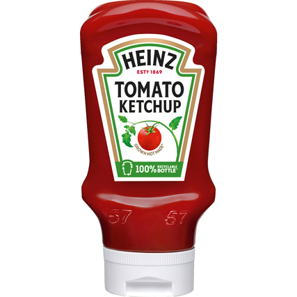 Rotflasche mit Heinz Ketchup, mit Etikett und Ausgießer, auf weißem Hintergrund.