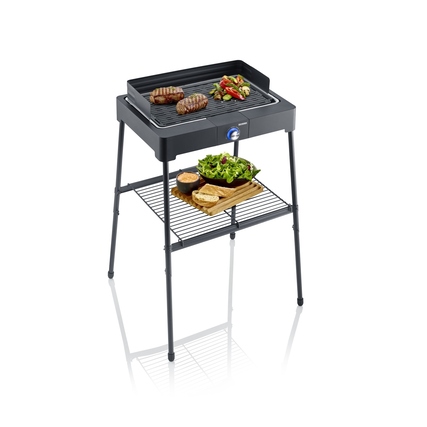 Elektrogrill mit Grillplatte, zwei Grillspießen und Gemüse auf einem Untergestell.