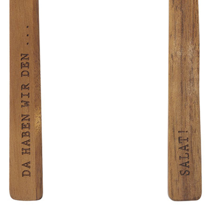 Salatbesteck aus Holz mit gelasertem Schriftzug "DA HABEN WIR DEN" und "SALAT!".