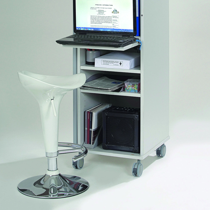 Mobiler lichtgrauer PC-Arbeitsplatz mit Regalboden, Laptop und Barstuhl auf Rollen.