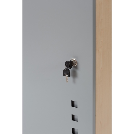 Abgebildet ist ein graues Möbel mit einem Schlüsselloch und einer Metalltür im Seitenansicht.