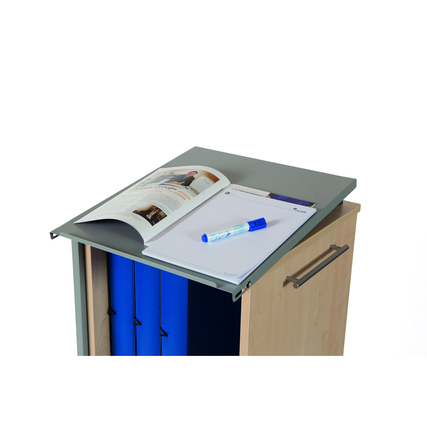 Mobiler PC-Arbeitsplatz mit ausgezogenem Regalboden und Dokumenten auf der Oberfläche.