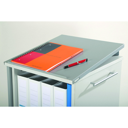 Mobiler PC-Arbeitsplatz in grau mit ausziehbarem Regalboden, dekoriert mit Heft und Stift.