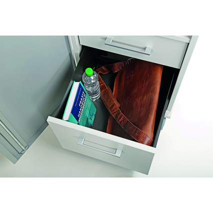 Schublade eines grauen Arbeitsplatzes mit einer Tasche, einem Buch und einer Wasserflasche.