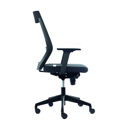 Schwarzer Bürodrehstuhl mit ergonomischer Rückenlehne und fünf Rollen, seitliche Ansicht.