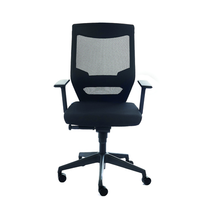 Schwarzer ergonomischer Bürodrehstuhl mit mesh Rückenlehne und Rollen, frontal abgebildet.