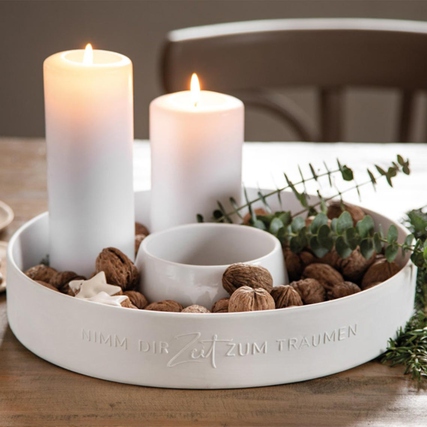 Runder, weißer Kerzenständer mit zwei Kerzen, Dekoration und Gravur "Nimm dir Zeit zum Träumen".