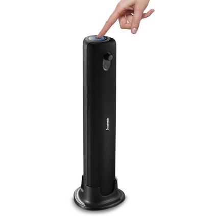 Bluetooth-Lautsprecher in vertikaler Position mit Finger, der einen Knopf drückt.