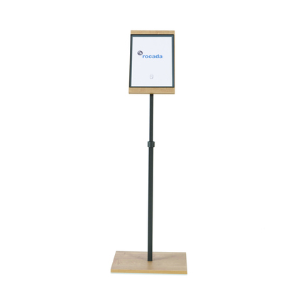 Infodisplay in Holzoptik auf einem Standfuß, drehbar und stabil, im Anwendungsbeispiel.