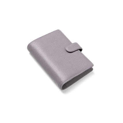 Lila Organizer aus genarbtem Leder mit Druckknopfverschluss, in seitlicher Ansicht.