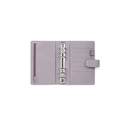 Lila Organizer mit genarbtem Einband, mehreren Fächern und Ringmechanik, geöffnet dargestellt.