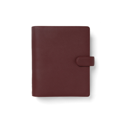 Rotbrauner Organiser aus genarbtem Leder im DIN A5 Format mit Druckknopfverschluss.
