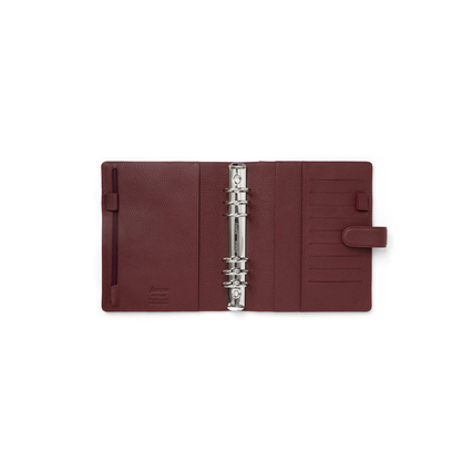 Offenes, rotes Ledereinband-Organizer im DIN A5 Format mit Ringen und Einschubfächern.