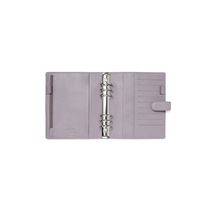 Lila Organizer aus genarbtem Leder mit Ringen und Innenfächern, geöffnet auf weißem Hintergrund.