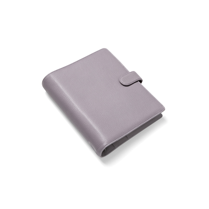 Helllila, strukturiertes Leder-Organizer im DIN A5-Format mit Druckknopfverschluss.