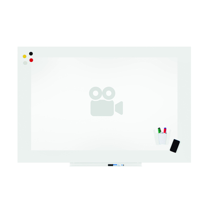 Weißes Whiteboard im Hochformat mit Stiften und Behälter für Schreibmaterialien.