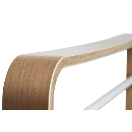 Detailansicht der oberen Holzleiste eines mobilen Kleiderständers im skandinavischen Stil.
