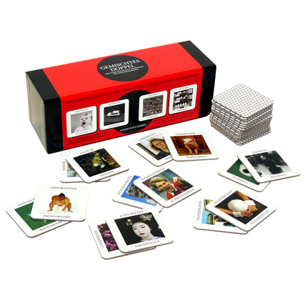 Gesellschaftsspiel mit Karten und Verpackung, Fokus auf Wortpaare und Bilder.