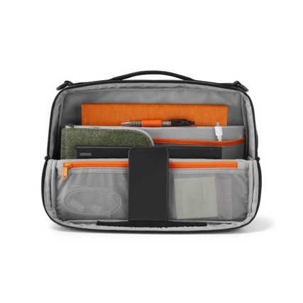 Grauer Notebookrucksack mit orangefarbener Innenausstattung und mehreren Fächern für Zubehör.