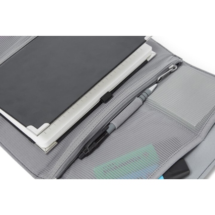 Graue Aufbewahrungstasche mit einem Heft und einem Stift in einem geöffneten Zustand.