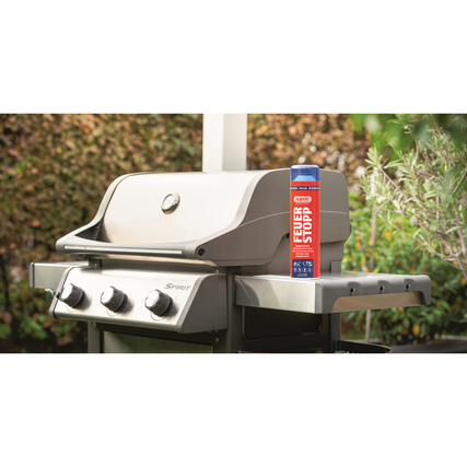 Feuerlöschspray auf einem Grill, der im Freien steht.