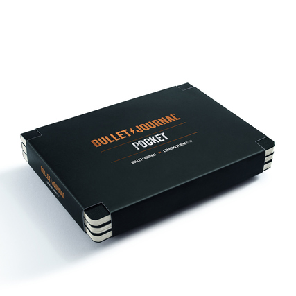 Schwarzes Notizbuch im Format Pocket mit Aufschrift "Bullet Journal Pocket" auf der Vorderseite.