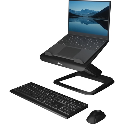 Schwarzer Notebookständer mit Laptop und Zubehör auf einem Schreibtisch, Kabelmanagement sichtbar.