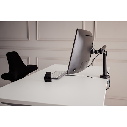 Monitorarm in Schwarz mit einem montierten Bildschirm auf einem Schreibtisch und einer Tastatur.